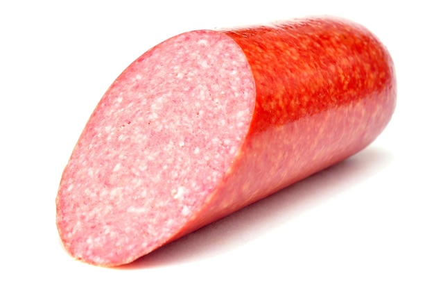 Salamiwurst auf weißem Hintergrund