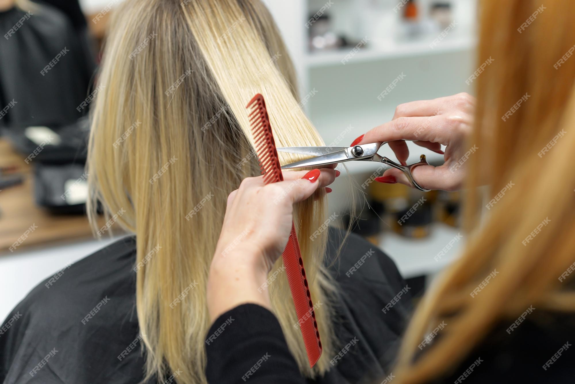 Salão. close-up de um corte de cabelo feminino, mestre em uma