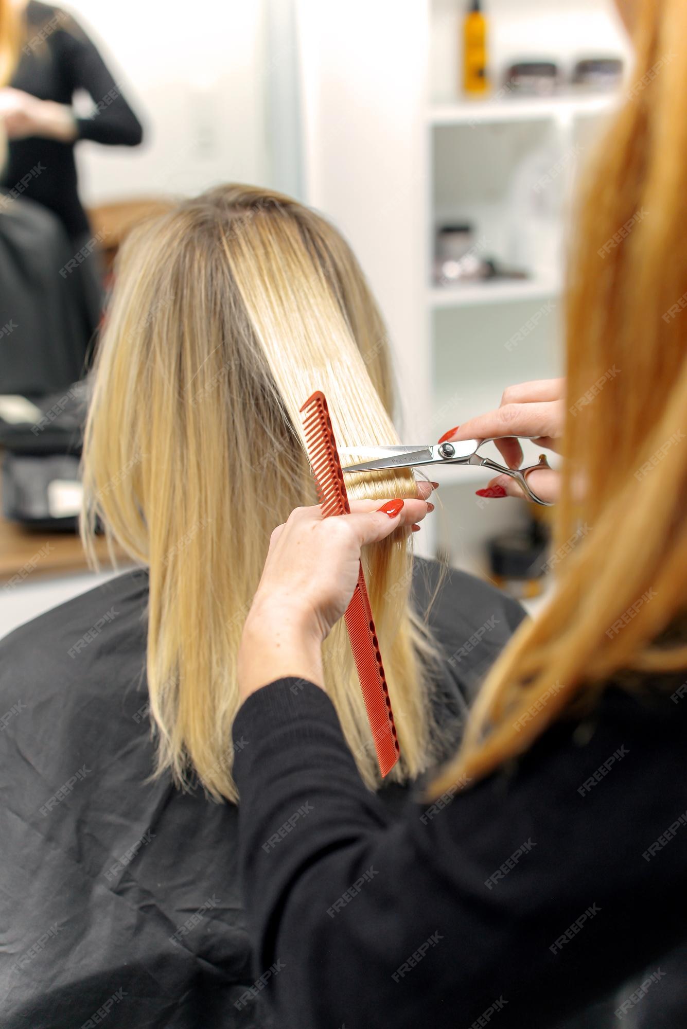 Salão. close-up de um corte de cabelo feminino, mestre em uma barbearia