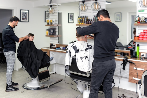 salão. close-up de um corte de cabelo masculino, mestre em uma barbearia