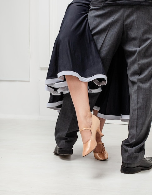 Salão de baile masculino e feminino esporte padrão dança latina salsa casal dançarinos pés e sapatos ensaio