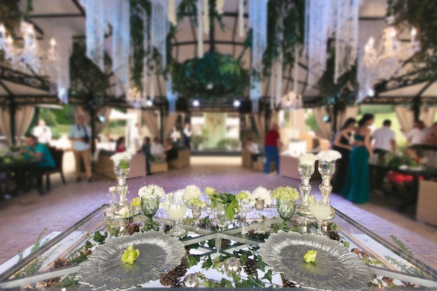 Salão de banquetes de casamento decorado com flores
