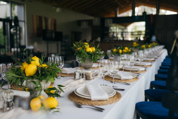 Salão de banquetes de casamento decorado em estilo clássico