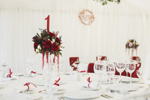 Salão de banquetes sob uma tenda para uma recepção de casamento.