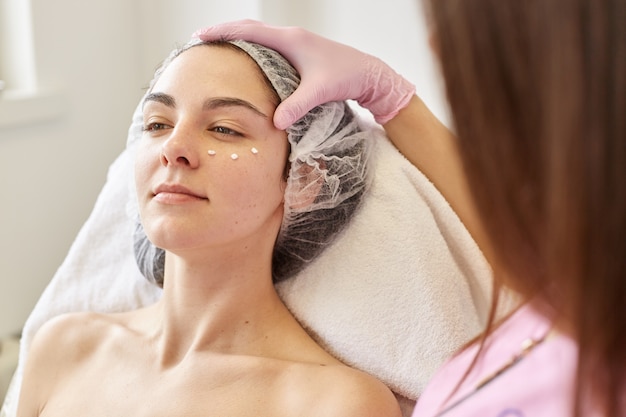 Salão de beleza de doce jovem atraente, sendo cuidada com sua aparência, condição da pele