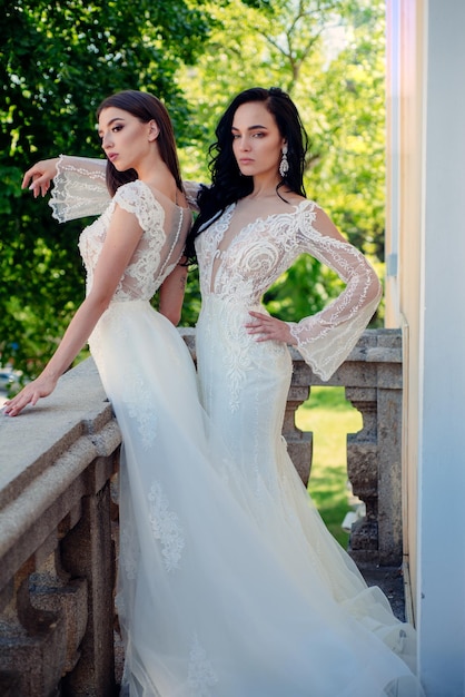 Salão de casamento elegante está esperando a noiva. noiva feliz antes do casamento. vestido de noiva maravilhoso. lindos vestidos de noiva em boutique. mulheres está se preparando para o casamento. extremamente feliz