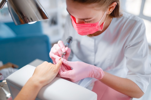 Salão de estética, manicure, procedimento de esmalte