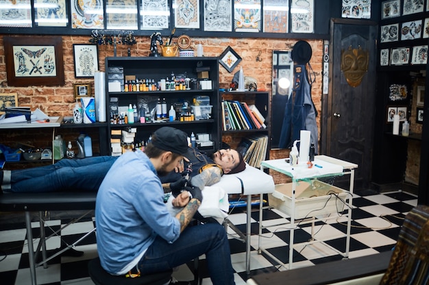 Foto salão de tatuagem moderno