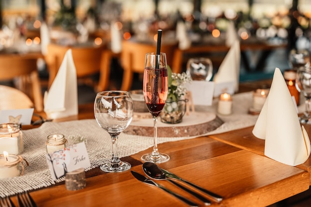 Salão decorado para cerimônia de casamento Banquete de casamento As cadeiras e mesa redonda para convidados servidas com flores de talheres