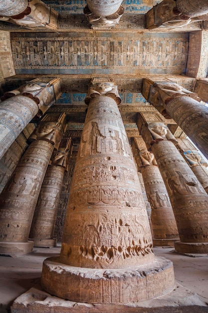 Salão hipostilo com colunas no templo de Hathor em Dendera, Egito