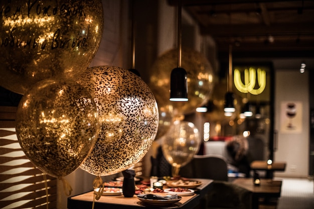 Salão semi-iluminado em estilo loft em um restaurante com cozinha aberta no espaço