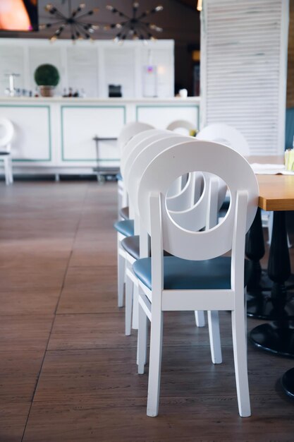 Foto salão vazio de um restaurante moderno e aconchegante