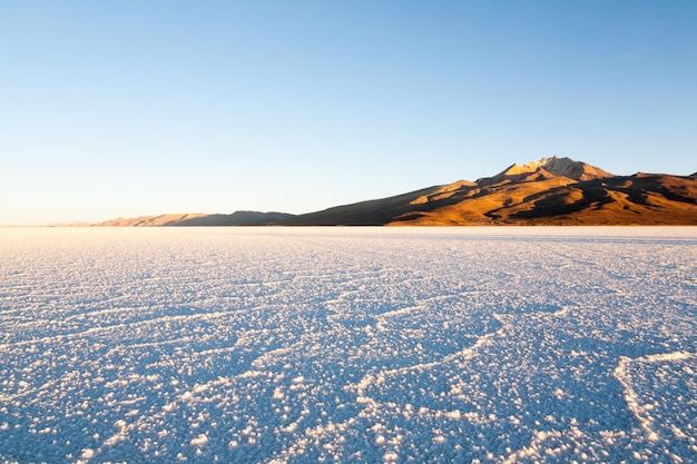 Foto salar de uyuni, bolívia. a maior salina do mundo. paisagem boliviana. vista do cerro tunupa