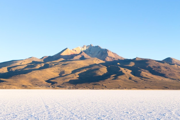 Salar de Uyuni, Bolívia. A maior salina do mundo. Paisagem boliviana. Vista do Cerro Tunupa