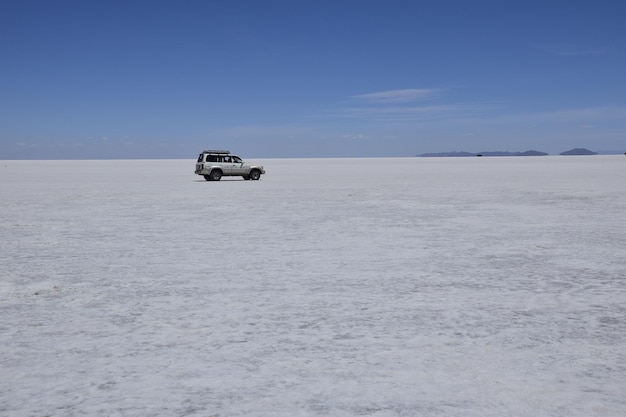 Salar de Uyuni Bolívia Carros offroad dirigindo pelo salar de Uyuni na Bolívia