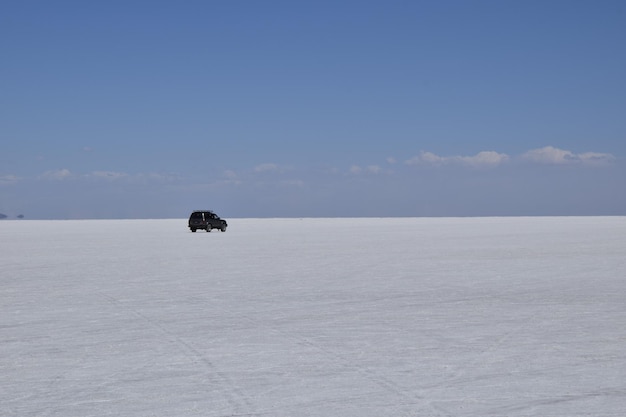 Salar de Uyuni Bolívia Carros offroad dirigindo pelo salar de Uyuni na Bolívia