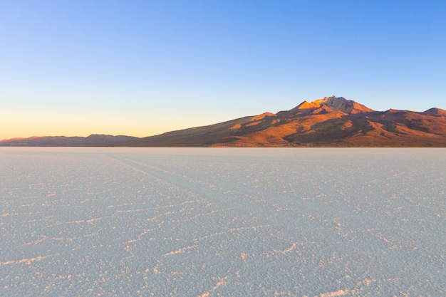 Foto salar de uyuni, bolivien. größte salzwüste der welt. bolivianische landschaft. blick auf den cerro tunupa