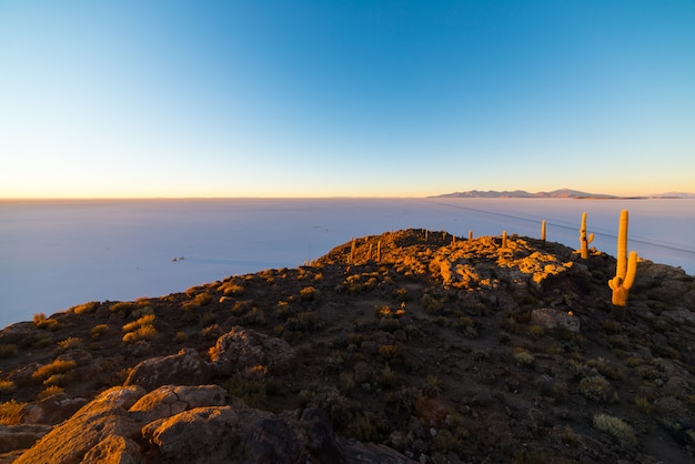 Salar de Uyuni en los Andes bolivianos al amanecer