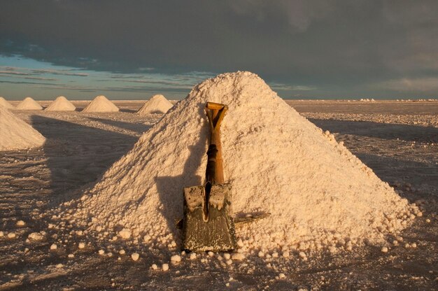 Salar de Uyuni, recogiendo sal en Colchani, región de Potosí, Bolivia, América del Sur