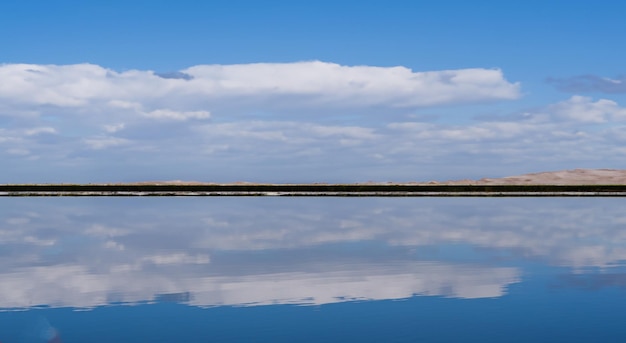 Salar de Uyuni reflejado en alta resolución y nitidez HD