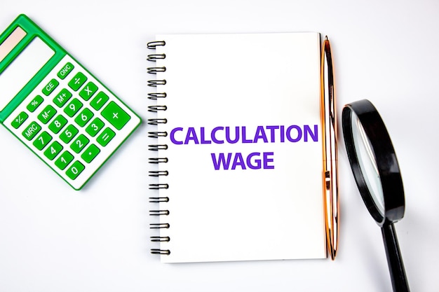 Salário de cálculo em um notebook com calculadora O conceito de calcular ou receber um salário