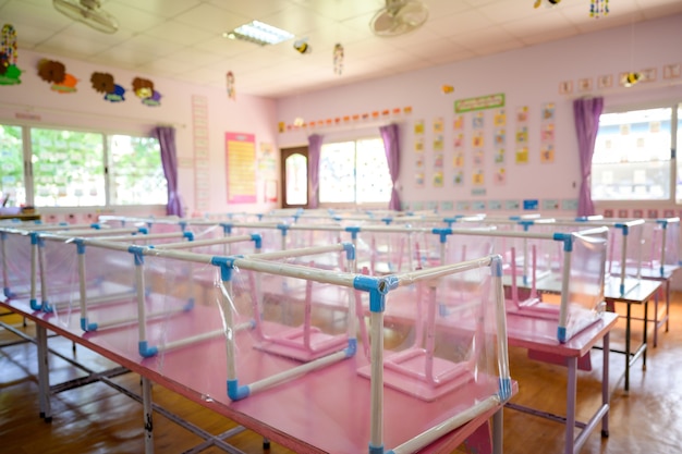 Salas de aula do jardim de infância sem alunos