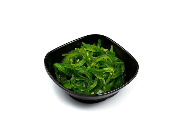Salat de algas marinas de Wakame aislado sobre fondo blanco