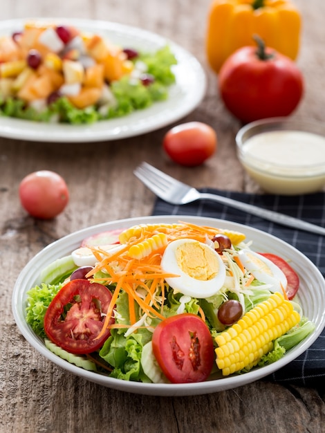 Salat auf dem Holztisch Hintergrund