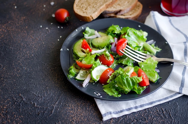 Salat auf dem Teller auf dem Tisch