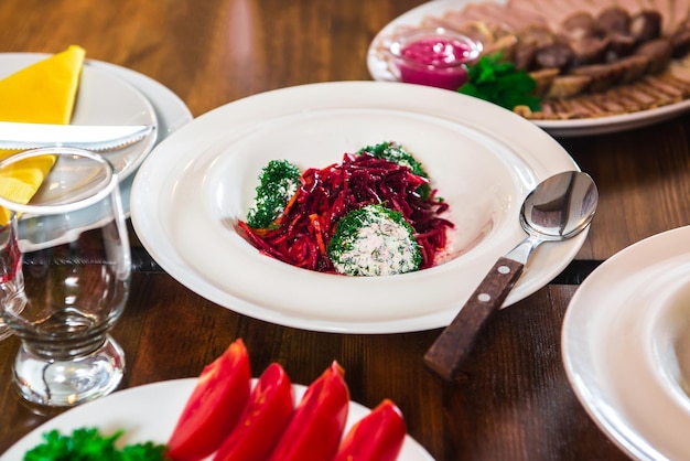 Salat auf dem Tisch beim Bankett