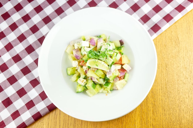 Salat auf einem Restauranttisch