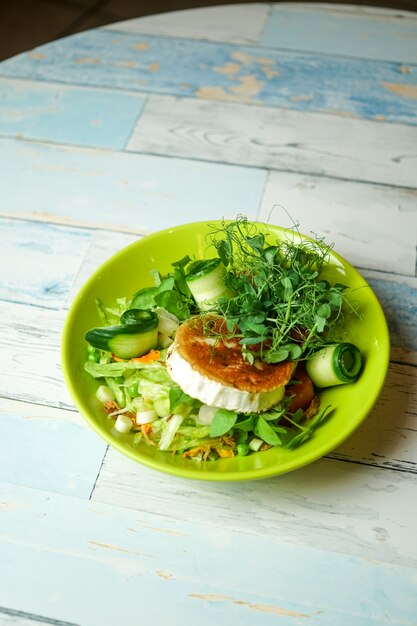 Salat auf einem Restauranttisch