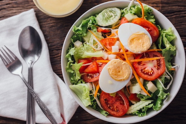 Salat auf hölzernen Hintergrund