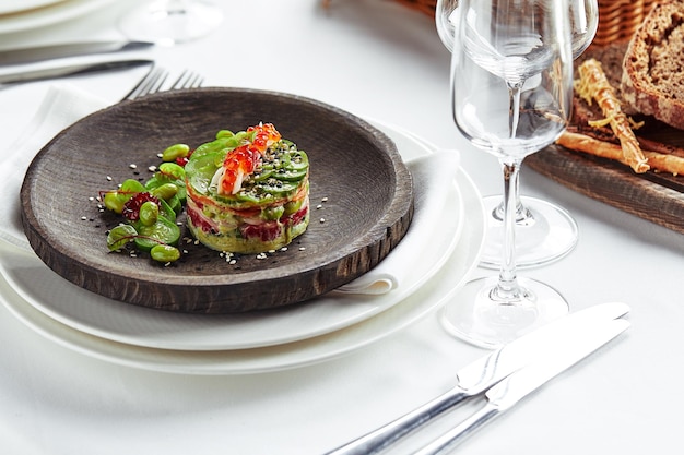 Salat aus Avocado, Meeresfrüchten, Fleisch, Gemüse und Kürbiskernen. Diätetisch, gesund und lecker. Festliche Bankettgerichte. Speisekarte des Gourmetrestaurants. Weißer Hintergrund.