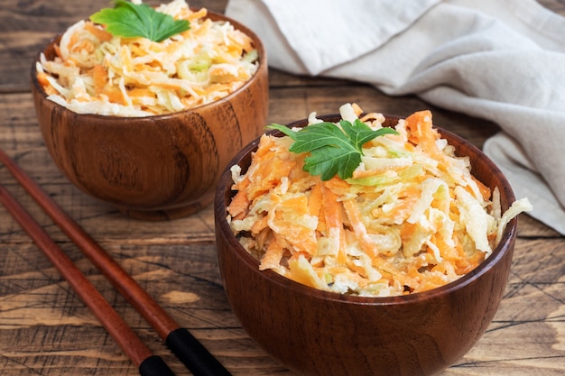 Salat aus frisch geriebenen Karotten und grünem Rettich mit Sauce