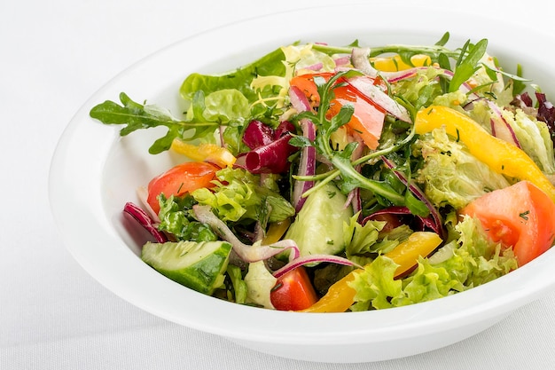 Salat aus frischem Gemüse auf weißem Hintergrund