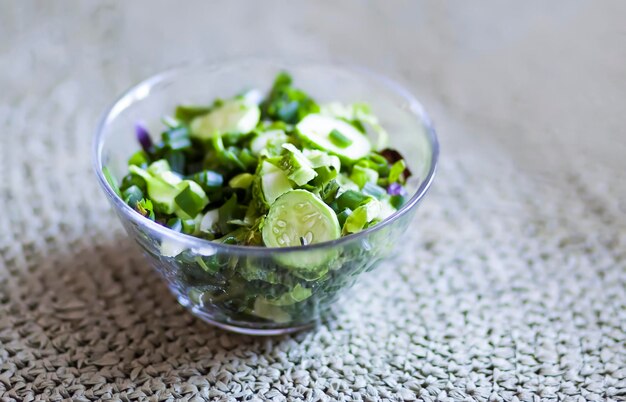 Salat aus frischem Gemüse Gesunde Ernährung Gurken und grüner Dill