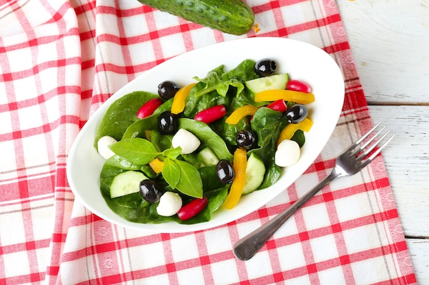 Salat aus frischem Gemüse in Schüssel auf Tisch hautnah