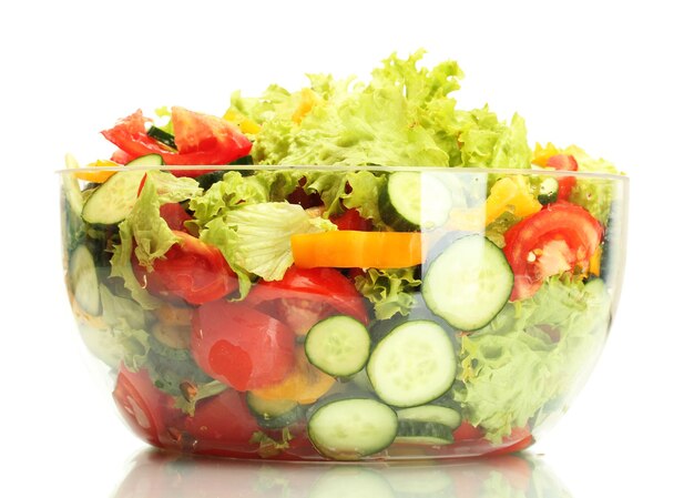 Salat aus frischem Gemüse in transparenter Schüssel, isoliert auf weiss