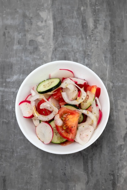 Salat aus frischem Gemüse in weißer kleiner Schüssel