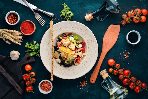 Salat aus frischem Gemüse mit Blauschimmelkäse und Parmesankäse Auf dem alten Hintergrund Freier Kopierbereich Ansicht von oben