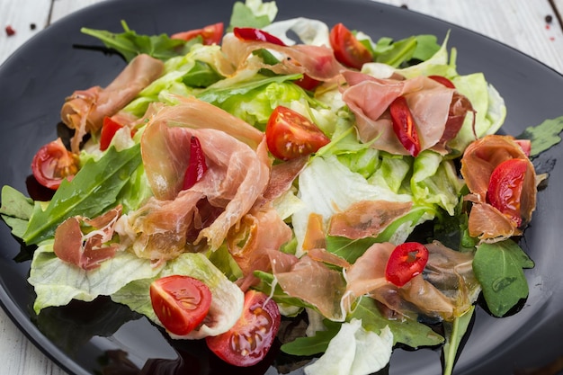 Salat aus frischem Gemüse mit Prosciutto