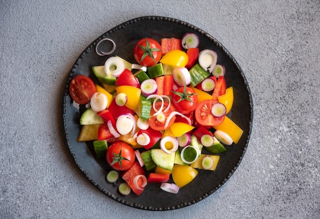 Salat aus frischem Gemüse mit Tomaten, Paprika, Gurken und anderen Zutaten für eine gesunde Ernährung