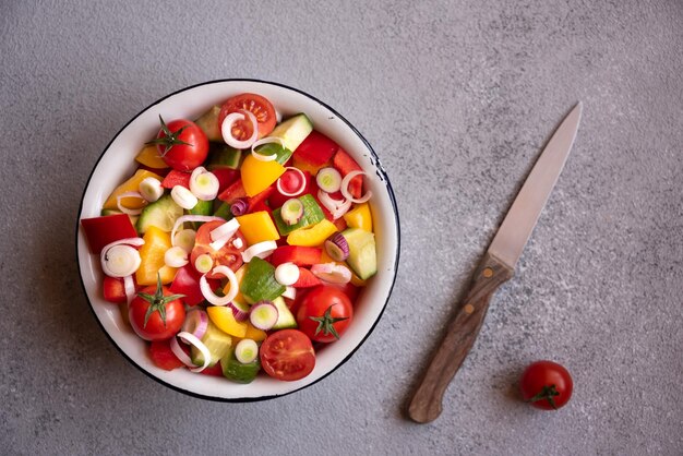 Salat aus frischem Gemüse mit Tomaten, Paprika, Gurken und anderen Zutaten für eine gesunde Ernährung