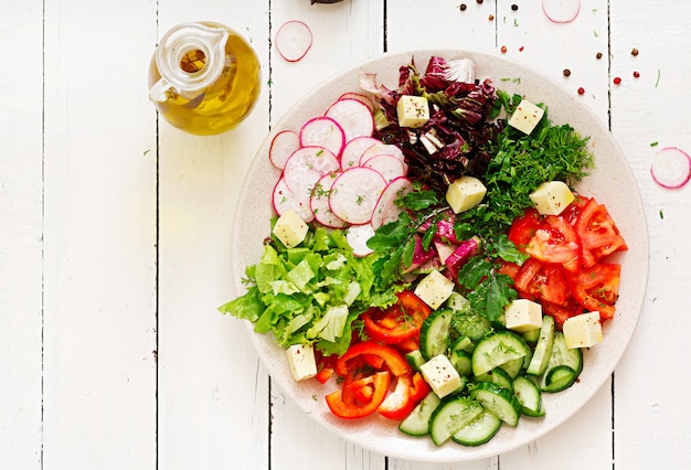 Salat aus frischem Gemüse und Kräutern mischen. Flach legen. Ansicht von oben