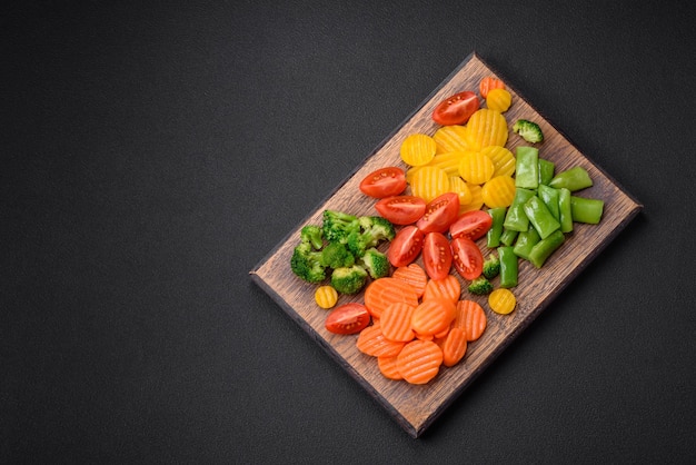 Salat aus frischem und gedämpftem Gemüse, Kirschtomaten, Brokkoli und Karotten