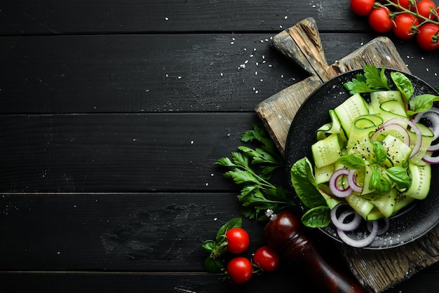 Salat aus frischen Gurken und Zwiebeln. Ansicht von oben. Freiraum für Ihren Text.