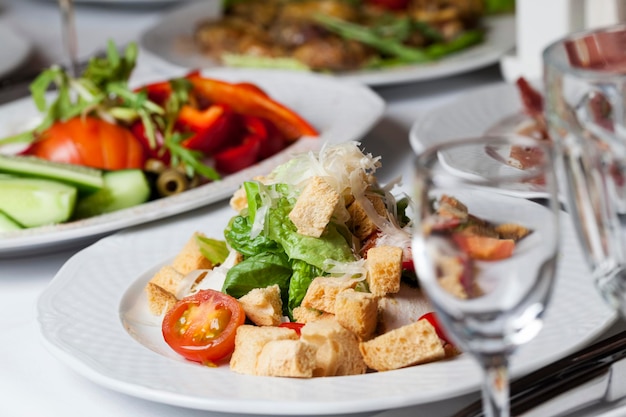 Salat aus gebackenem Hühnerfleisch, gebratenen Weizenbrösel, Salatblättern, Kohl und Tomaten, individueller Salat