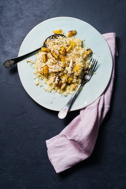 Salat aus gebackenem Kürbis, Quinoa und Hühnchen.