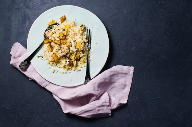 Salat aus gebackenem Kürbis, Quinoa und Hühnchen.